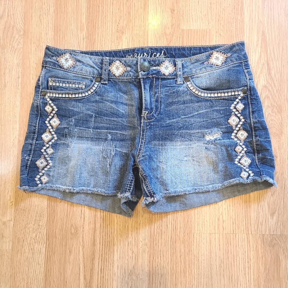 Maurices Embroidered Denim Shorts Size 7/8
